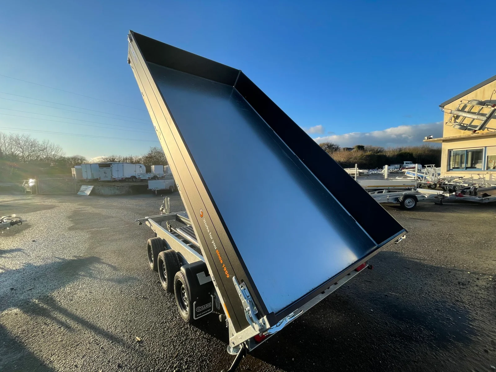 Saris Tri-Dump-Anhänger – K3 406 – 406 x 204 – Gewicht: 3500 kg – drei Achsen – gebremste Blattfedern – elektrische Pumpe